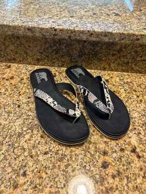 SOREL Women’s Elle II Thong snake print leather flip flops‎ sandals size 9 VGUC